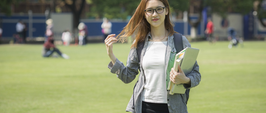 摄图网_500909120_wx_青春洋溢的女大学生（企业商用）.jpg